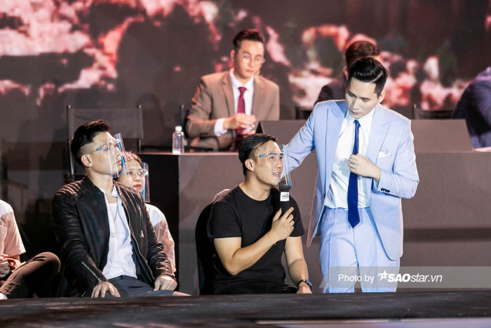 Anh chàng Việt Kiều Justin Chiêm - bạn trai Băng Di không bỏ sót bất kỳ khoảnh khắc bạn gái trên sàn đài. Anh nhắn nhủ: 'Không sao cả, Di đã làm rất tốt. Anh tin em sẽ làm tốt trong hiệp đấu còn lại'.