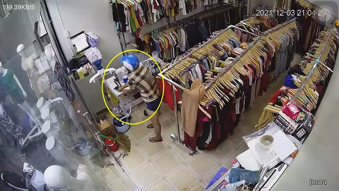 Camera ghi lại cảnh Đào trộm một chiếc điện thoại iPhone tại cửa hàng bán quần áo trên địa bàn TP Thủ Đức. 