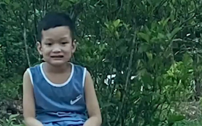 Tin lời chị gái 'khóc là tóc dài thêm', bé trai không dám khép miệng khiến dân tình được phen cười ngất Ảnh 2