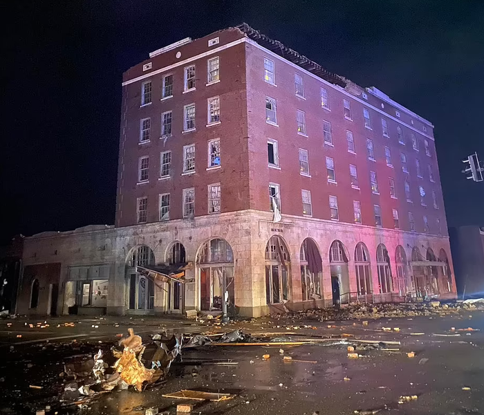 Thị trấn Mayfield, Kentucky bị tàn phá. Nhiều người mắc kẹt trong đống đổ nát của một nhà máy sản xuất nến.