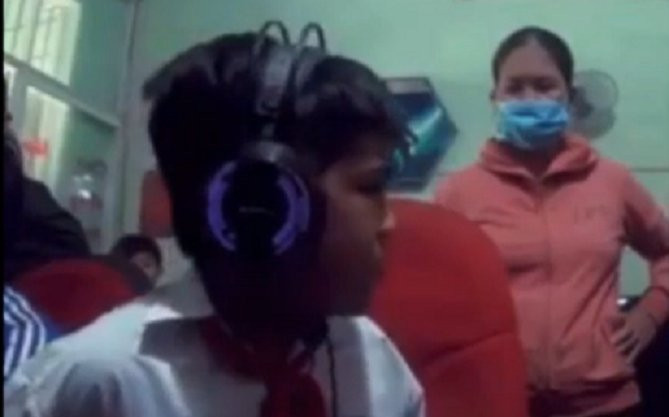 Đang mải chơi game thì được bạn nhắc 'quay sang trái', bé trai làm theo liền đứng hình khi nhìn thấy mẹ Ảnh 2