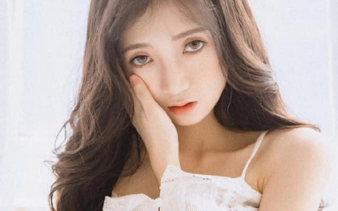 Tưởng luồn tay vào áo chụp ảnh sẽ khiến nhiều người thích thú, nữ streamer liền bị fan 'vỗ mặt' cực gắt Ảnh 2