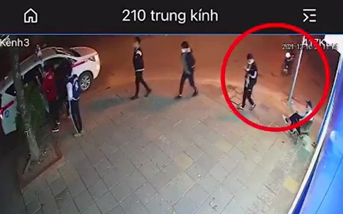 Đang cầm điện thoại đi trên vỉa hè Hà Nội, nam thanh niên bị cướp giật táo tợn chỉ trong chớp mắt Ảnh 2