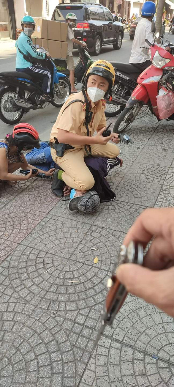 Thượng úy Lê Võ Tiến Đạt khống chế người đàn ông.