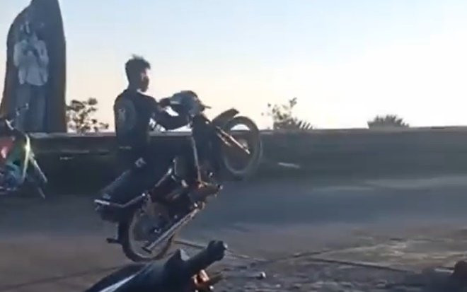Clip: Nam thanh niên không đội mũ bảo hiểm 'trổ tài' bốc đầu xe máy và cú ngã lộn nhào đau điếng người Ảnh 2