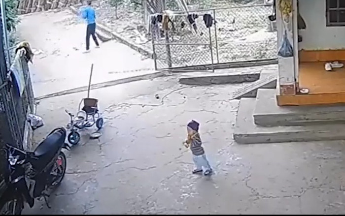 Bé trai hóc nắp chai nước khi đang chơi giữa sân, hành động kịp thời của người mẹ khiến tất cả thở phào Ảnh 2