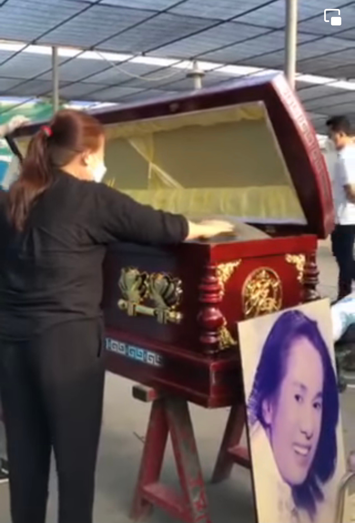 Người thân nhìn mặt ca sĩ Ngô Quốc Linh phút cuối.