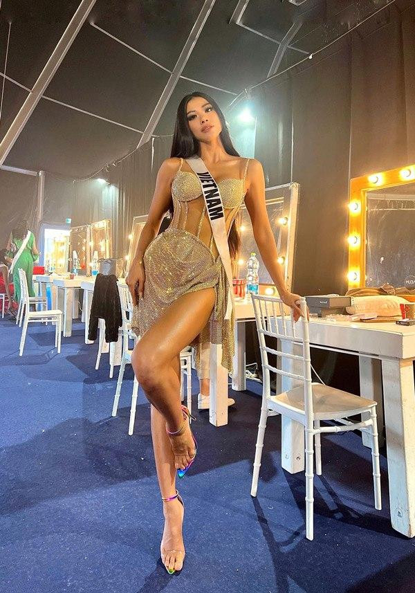 Hoá ra Kim Duyên 'vung kéo' cắt váy Hương Giang để đi thi Miss Universe Ảnh 6