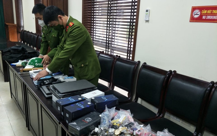 Bảo vệ siêu thị điện máy kể lại giây phút bị tên cướp kề dao vào cổ dọa giết rồi lấy đi nhiều tài sản Ảnh 2