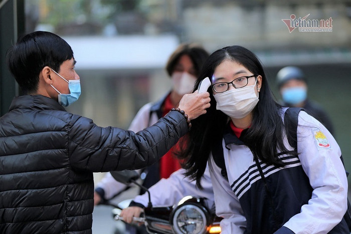 Học sinh một trường THPT trên địa bàn quận Đống Đa trong ngày trở lại trường cách đây ít ngày (6/12).