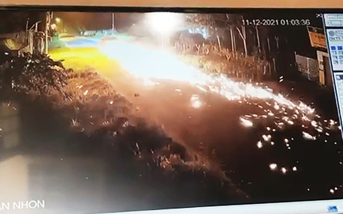 Nhân viên ngân hàng say xỉn lái ô tô tông xe máy cảnh sát, kéo lê 2km tóe lửa trên đường Ảnh 2