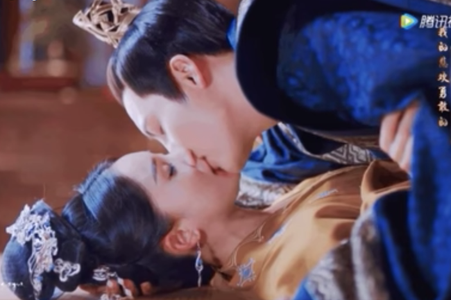 Netizen chê Trần Vỹ Đình không chuyên nghiệp bằng Hứa Khải ở cảnh đè Dương Mịch xuống ghế hôn 'cháy bỏng' Ảnh 7