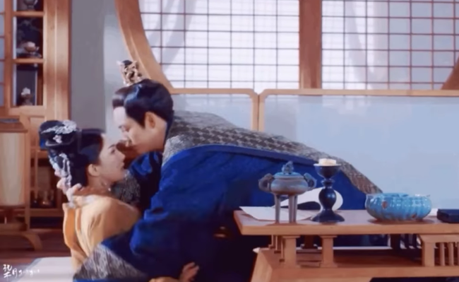 Netizen chê Trần Vỹ Đình không chuyên nghiệp bằng Hứa Khải ở cảnh đè Dương Mịch xuống ghế hôn 'cháy bỏng' Ảnh 9