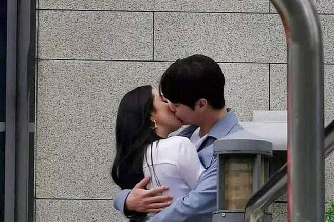 Netizen chê Trần Vỹ Đình không chuyên nghiệp bằng Hứa Khải ở cảnh đè Dương Mịch xuống ghế hôn 'cháy bỏng' Ảnh 6