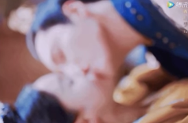 Netizen chê Trần Vỹ Đình không chuyên nghiệp bằng Hứa Khải ở cảnh đè Dương Mịch xuống ghế hôn 'cháy bỏng' Ảnh 10