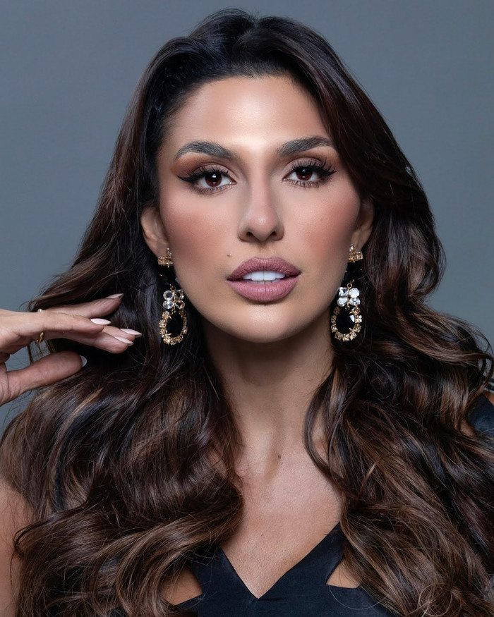 Cô cao 1,78 m, sở hữu nét đẹp hấp dẫn, khỏe khoắn đặc trưng của phụ nữ Latin. Gương mặt tân hoa hậu xinh đẹp, được nhận xét giống với huyền thoại sắc đẹp Ý – Monica Bellucci lúc xuân thì. 