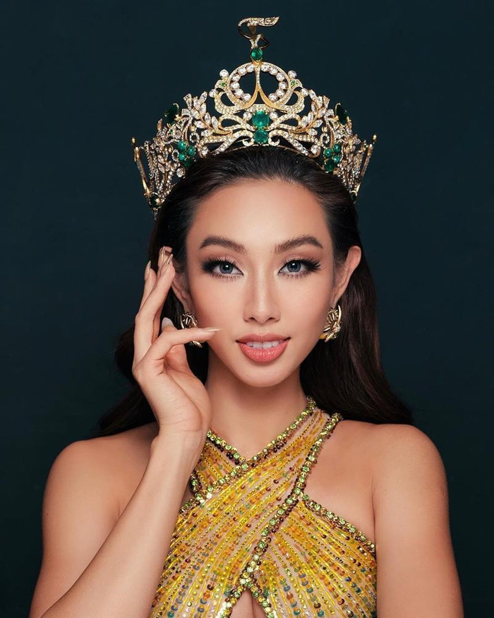 Cụ thể, bộ móng giả mà Thùy Tiên mang theo có màu nude với kiểu móng nhọn.