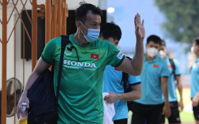 Thủ môn Tấn Trường phản ứng gì với Công Phượng sau trận Việt Nam thắng Malaysia? Ảnh 2