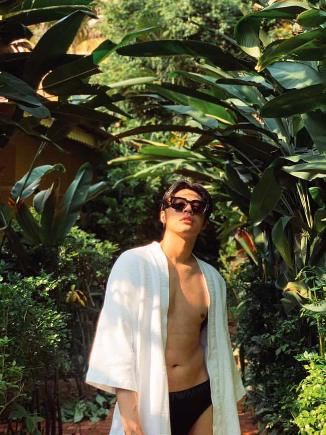 Anh nhiều lần đăng tải các bức hình ở phòng tập gym, bể bơi,... 