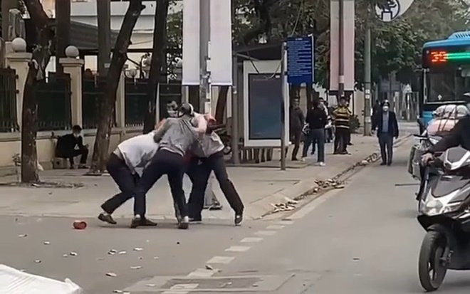 Clip: Phụ xe buýt bị nhóm người đánh túi bụi ngay giữa đường phố Hà Nội gây xôn xao Ảnh 2