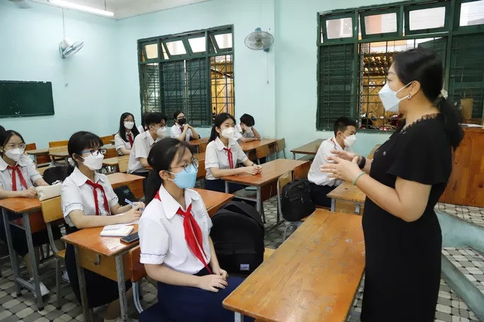 Học sinh Trường THCS Hồng Bàng (quận 5, TP HCM) đến trường hôm 10-12 để nghe phổ biến quy chế, chuẩn bị cho ngày học trực tiếp chính thức từ 13-12. Ảnh: ĐÔNG DƯƠNG