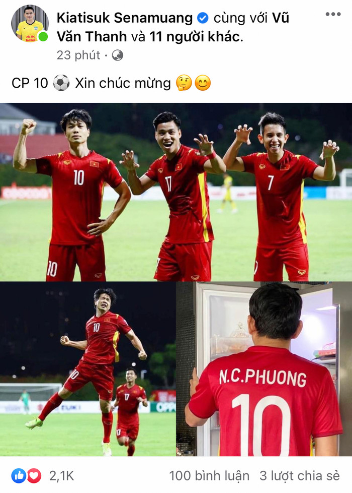 HLV Kiatisak mặc áo tuyển Việt Nam và chúc mừng Công Phượng ghi bàn vào lưới Malaysia. Ảnh chụp màn hình