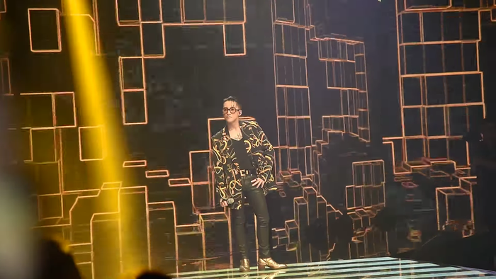 Sân khấu gây tranh cãi của Sơn Tùng M-TP: Người khen hay, kẻ chê 'hát tiếng gì vậy'? Ảnh 6