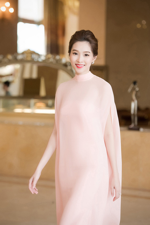 Nhan sắc những nàng dâu hào môn nhất nhì Vbiz: Người đẹp sắc nước hương trời, người U40 vẫn rạng ngời Ảnh 7