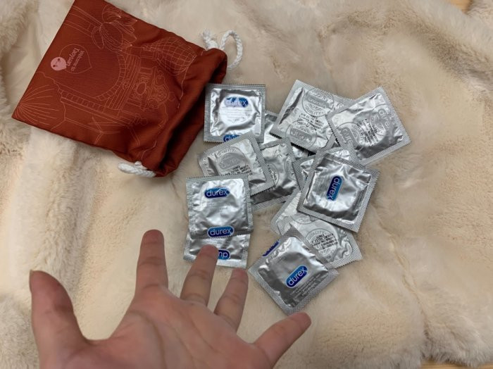 Hóa ra mẹ cô đã chuẩn bị cho cô 25 chiếc bao cao su.