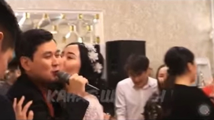 Người mà cô dâu hôn thắm thiết kia không phải là chú rể mà là MC của đám cưới