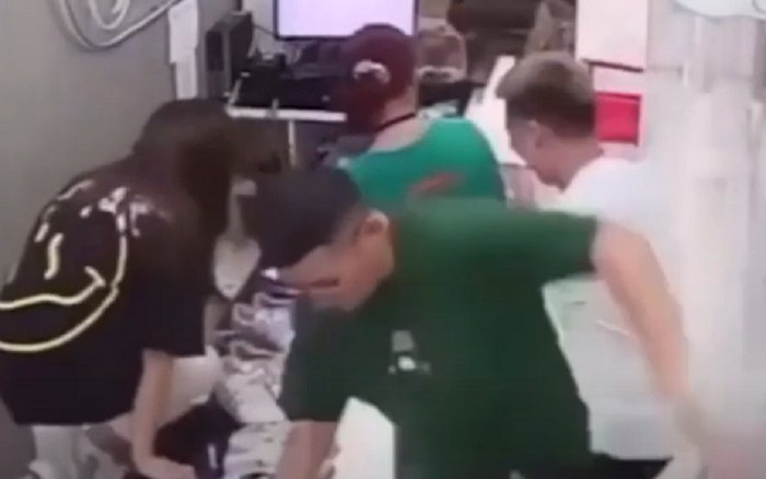 Đang túm tụm trò chuyện trong shop giày, nhóm 6 nhân viên liền hoảng loạn vì 'vị khách' không mời mà đến Ảnh 2