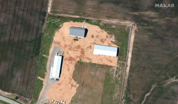 Các tòa nhà tại một nông trại trước cơn lốc xoáy ở Monette, Arkansas, ngày 22/2/2021.