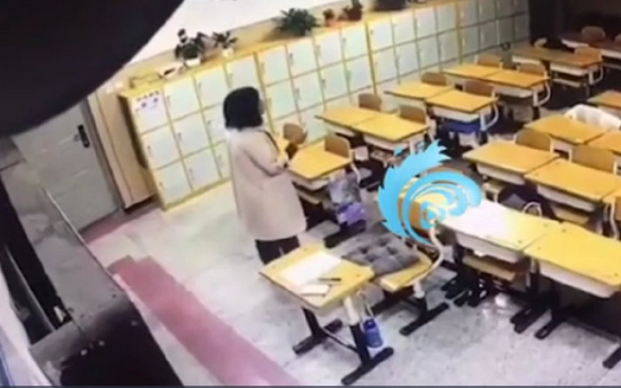 Nữ giáo viên cứ đêm đến lại vào lớp học nói chuyện một mình, biết lý do ai nấy cũng xuýt xoa Ảnh 2