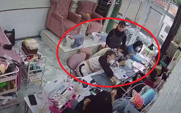 Đang làm đẹp, cô gái bất ngờ lên cơn co giật nhưng thái độ của mọi người xung quanh mới là điều gây chú ý Ảnh 2