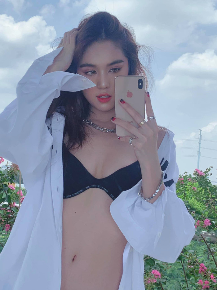 Ngọc Trinh luôn biết cách tận dụng khoe khéo đường cong bằng những bộ b.ikini