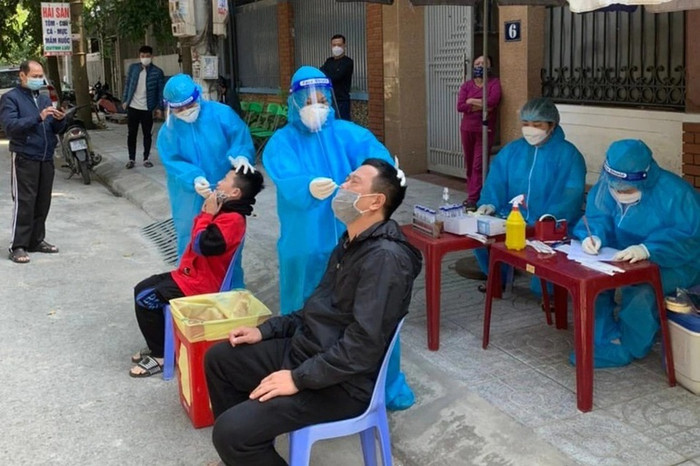 Ngành y tế Nghệ An lấy mẫu sàng lọc tại khu vực phát hiện ca cộng đồng ở phường Trường Thi, TP Vinh (Ảnh: Mai Anh).