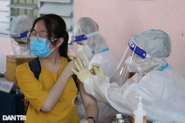 F0 tiếp tục tăng nhanh, gấp rút tiêm vaccine cho trẻ từ 12 đến 17 tuổi (Ảnh: Bảo Kỳ).