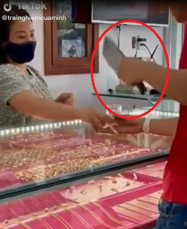 Hóa ra ốp điện thoại của nam thanh niên giống như một con dao nên chủ tiệm vàng mới hiểu nhầm anh là cướp. 