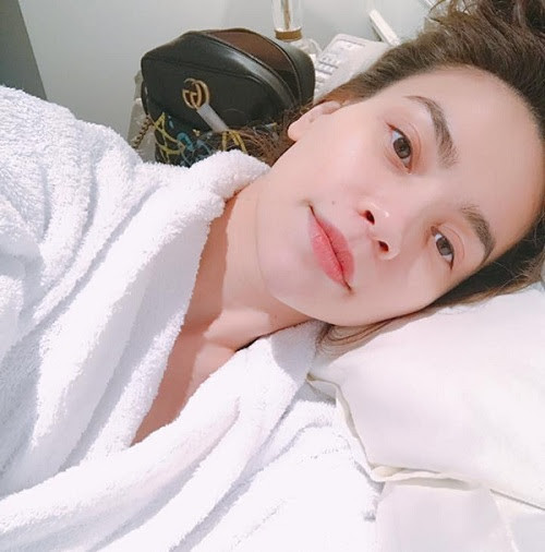 Hồ Ngọc Hà luôn được xếp vào hàng mỹ nhân mặt mộc. Cô có làn da tươi trẻ và tràn đầy sức sống.