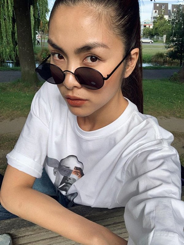 Bà mẹ 3 con cũng thường được khen trẻ trung hơn tuổi khi để mặt mộc.