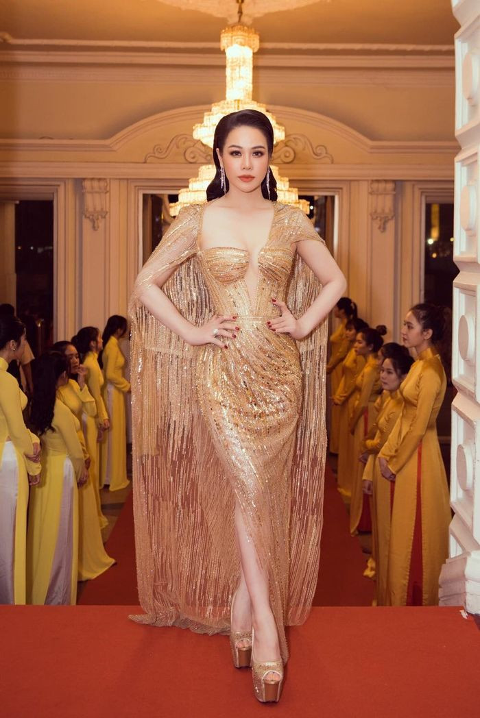 Hoàng My giống hệt Kim Duyên, đều thích sửa đồ của Nhà thiết kế tại Miss Universe Ảnh 8