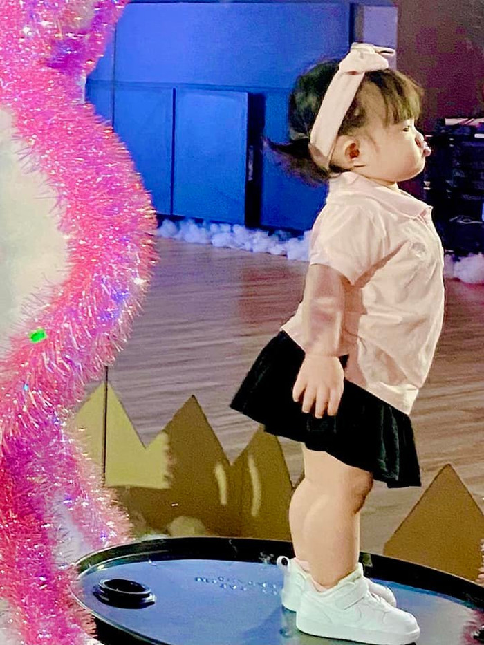 Cận cảnh cô bé Winnie trên sân khấu của mình&nbsp;