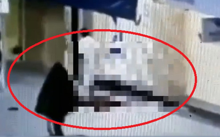 Ớn lạnh khoảnh khắc chiến sĩ dân quân tự vệ bị sát hại trên phố đi bộ Ảnh 2