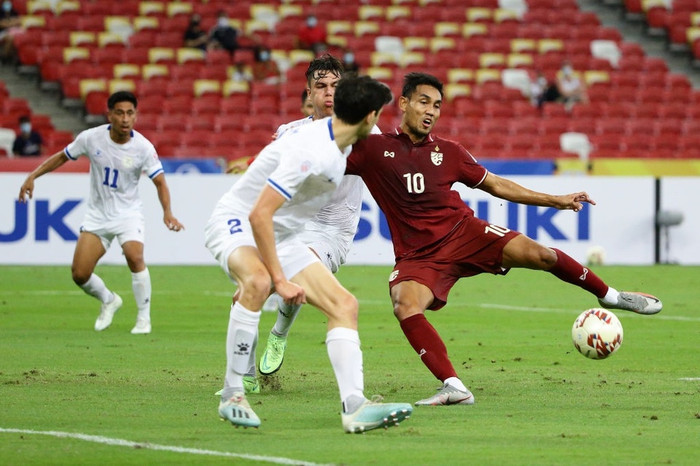 Sao tuyển Thái Lan đi vào lịch sử AFF Cup, HLV Mano Polking hết lời khen ngợi Ảnh 1