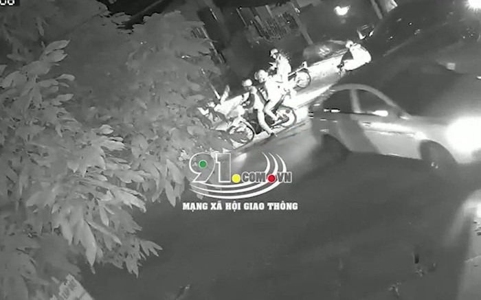 Clip: Tài xế lùi ô tô tông vào người đi xe máy rồi tăng ga bỏ đi trong tiếng la hét thất thanh Ảnh 2