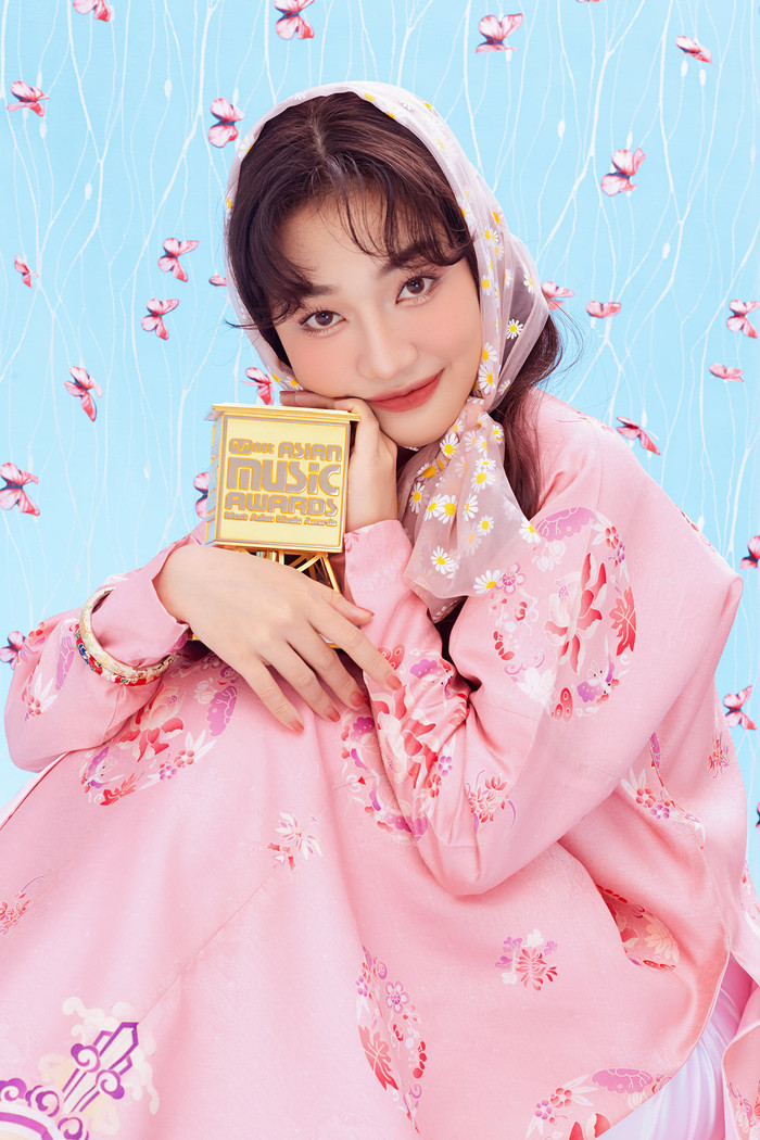 Mới chỉ ở những bước đầu trong âm nhạc nhưng Hoàng Duyên đã vô cùng xuất sắc khi mang về cho mình được chiếc cúp vàng danh giá của MAMA 2021