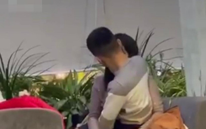Cặp đôi bị chỉ trích vì âu yếm nhau ở quán cà phê, 'bàn tay hư' của chàng trai mới điều là gây sốc hơn cả Ảnh 2