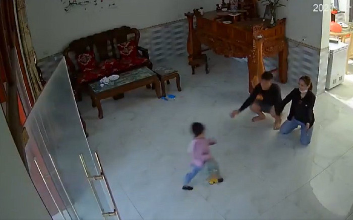 Đón con trai và con gái đi học về, bà mẹ gây tranh cãi khi tỏ ra đon đả với bé trai, dửng dưng với bé gái Ảnh 2