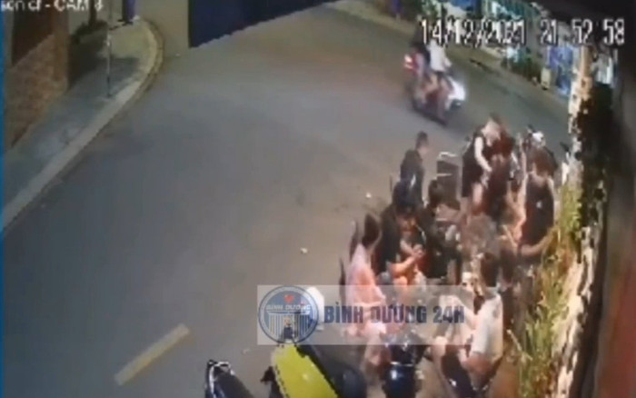 Clip: Nhóm thanh niên cầm hung khí hùng hổ lao vào quán cà phê, đám đông hốt hoảng bỏ chạy tán loạn Ảnh 2
