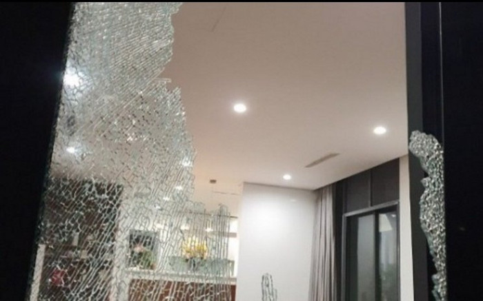 Hy hữu: Đập bình chữa cháy gây nổ văng vào nhà đối diện khiến 4 người bị thương Ảnh 2